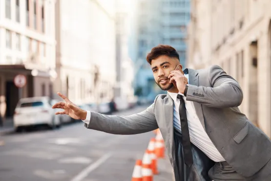 homme qui commande taxis fontainebleau avon